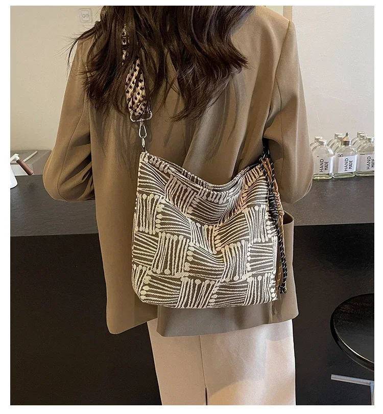 

Large Capacity Tote Bag 2024 New Women's Bag Casual Lazy Style Versatile Single Shoulder Crossbody Striped Classic Design