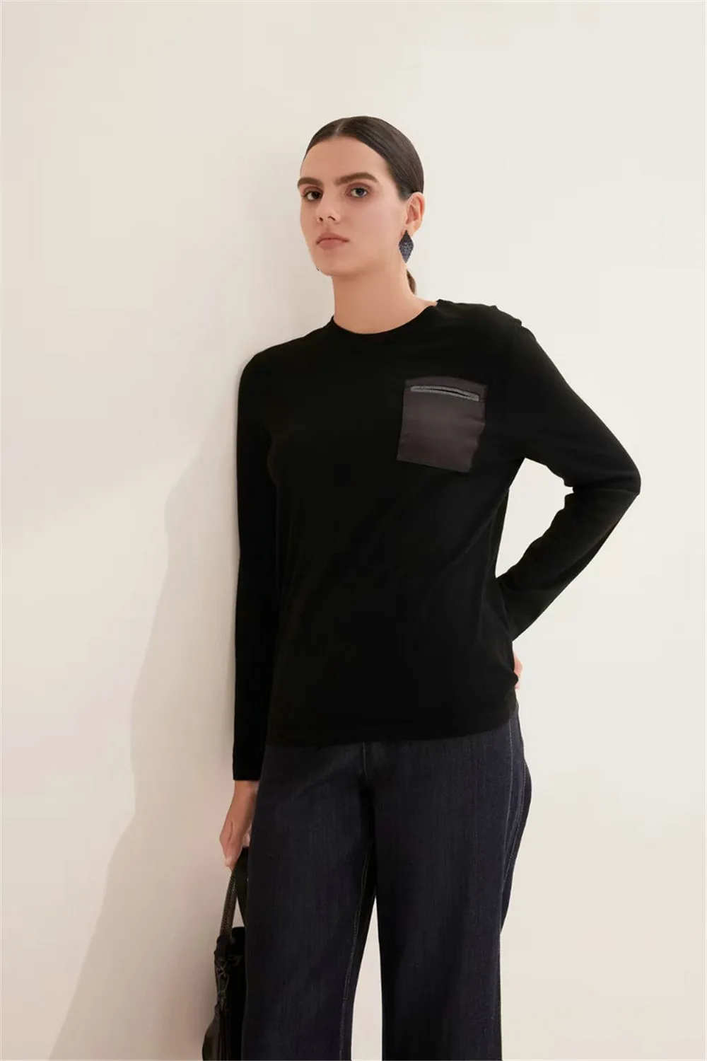 

Новинка осени/зимы 25, шерстяной вязаный женский топ с круглым вырезом и контрастными карманами, бусинами и длинными рукавами