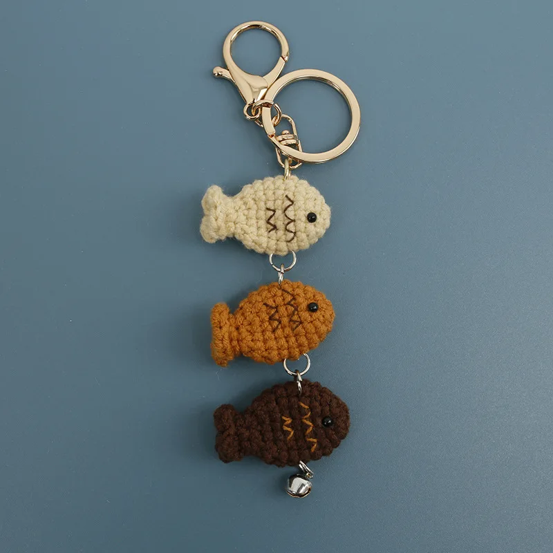 Gehäkelter Fisch-Schlüsselanhänger, handgemachter gestrickter Fisch-Anhänger, Taschen- und Rucksack-Ornament, niedliches Geschenk – Detail 3
