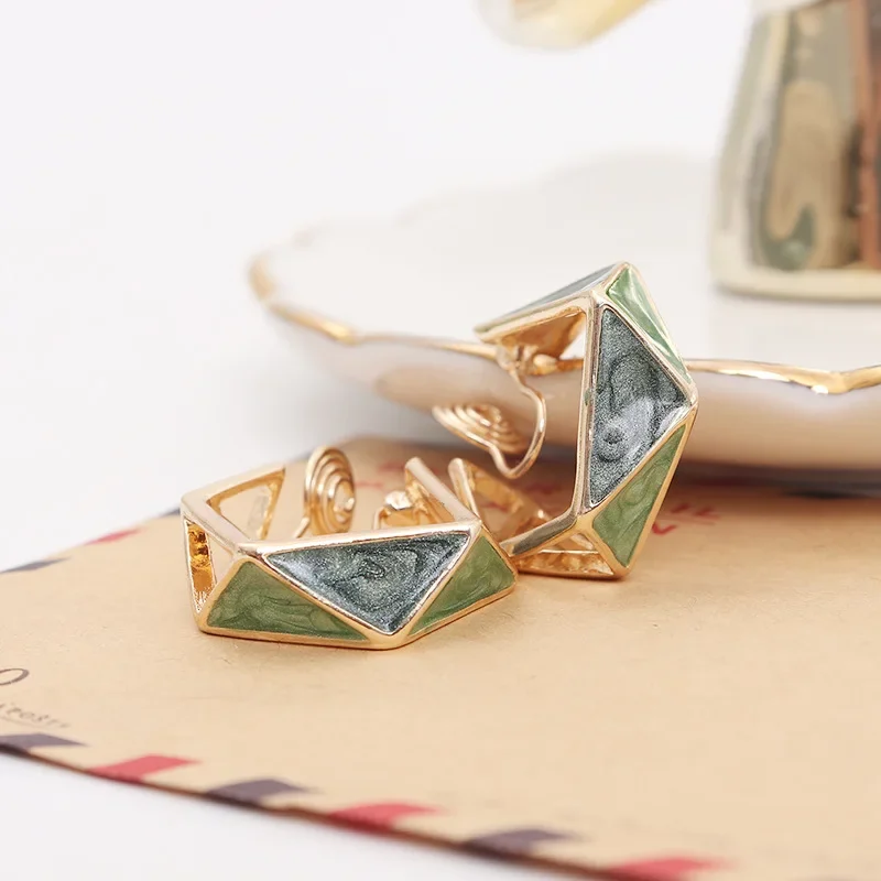 

2022 New French Retro Niche Green Rhombus Geometric Clip on Earrings Temperament Simple C Shaped Ear Clip Earrings No Piercing