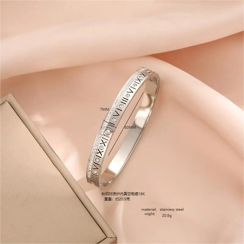 سوار مطلي بالذهب من الفولاذ التيتانيوم المطلي بالذهب بأرقام رومانية كلاسيكية أوروبية وأمريكية للنساء، سوار معصم بسيط ومتعدد الاستخدامات