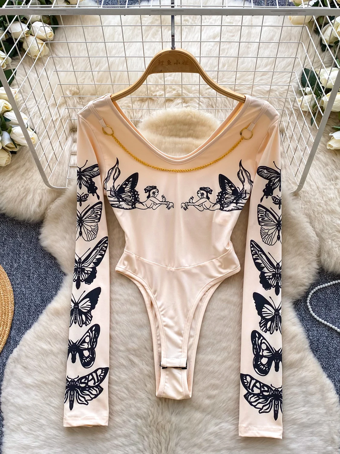 

Сексуальное женское боди с принтом и цепочкой на спине, весна-лето, с V-образным вырезом, длинным рукавом, утягивающее, для создания образа «горячей девушки», с высокой талией, короткое