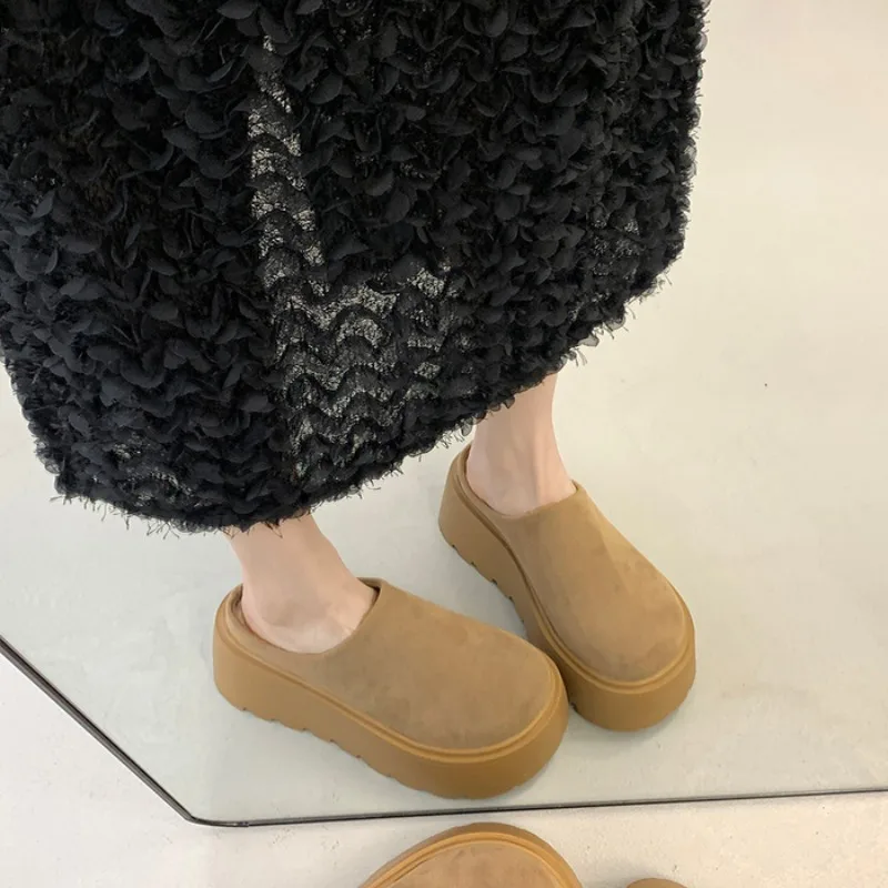 امرأة 2025 الساخن بيع النعال العصرية خمر المرأة متجمد النعال الناعمة سميكة وحيد الارتفاع النعال المخملية