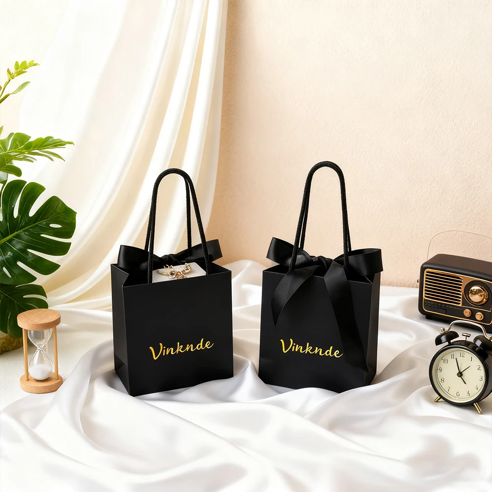 

Маленькая черная роскошная подарочная бумажная сумка для покупок для ювелирных изделий, парфюмерных париков, печенья, 15,5x13,5x7,5 см, индивидуальный логотип с бантом и ручкой из ленты