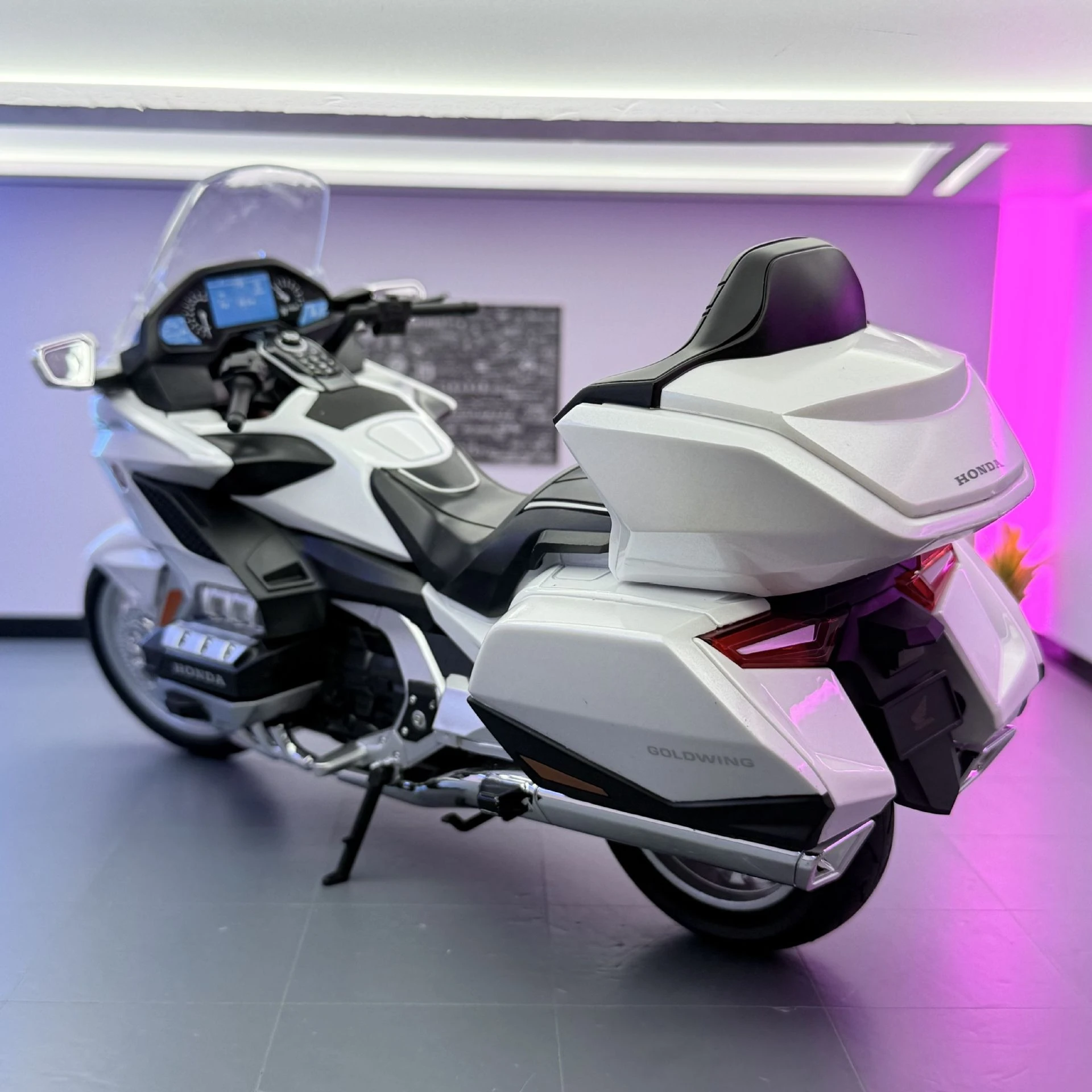 1:9 GL1800 Alloy motorcycle shock-absorbing sound light effects boys' toys car enthusiasts' collection