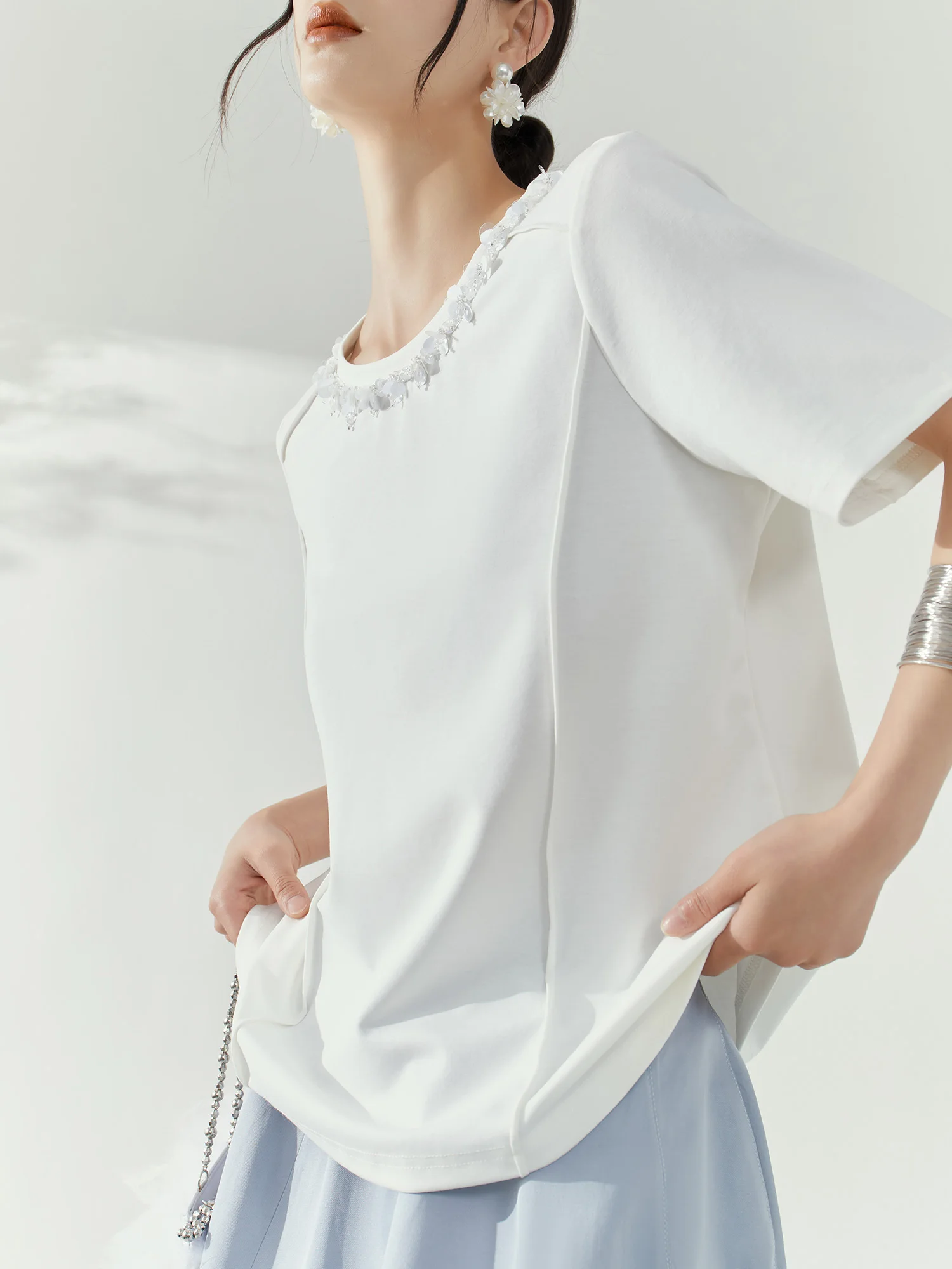 

Белая женская футболка с коротким рукавом, модная, приталенная, с бисером, с открытыми плечами, летний топ