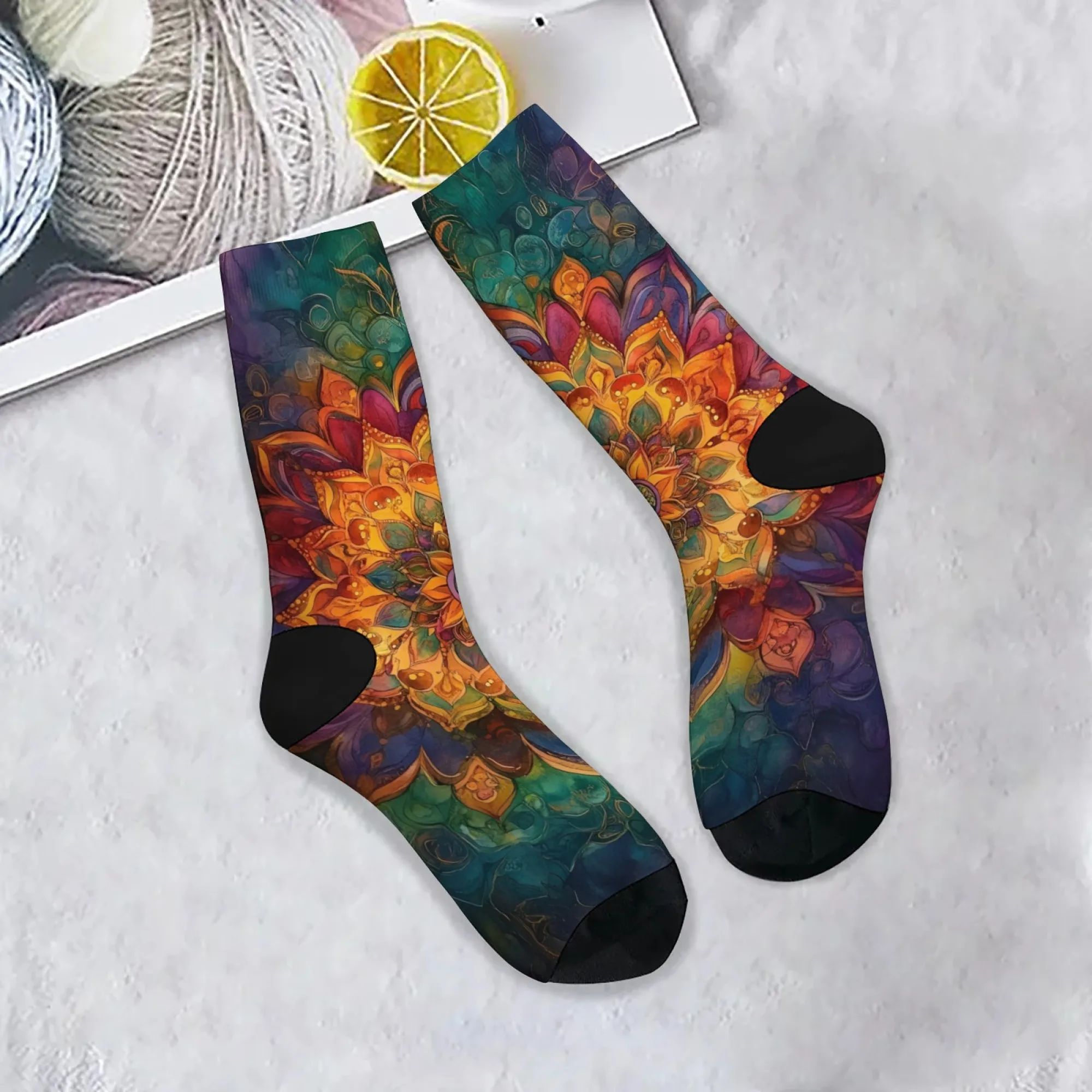 Unisex-Crew-Socken mit buntem Mandala-Muster und symmetrischem Kunstdesign, lebendig für spirituelle Sucher und Geschenk im böhmischen Stil