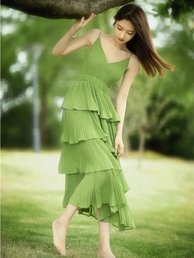 

2024 Summer Women's Graceful Green Sleeveless Dress French Sexy V-Neck Camisole Tierred Dresses Lady Party Spaghetti Strap Gown