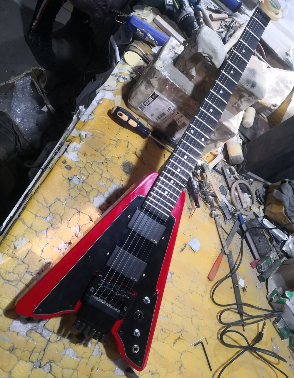 Flyoung 6 Strings Red and Black Headless Floyd Electric Guitar with Rosewood Fretboard 24 Frets