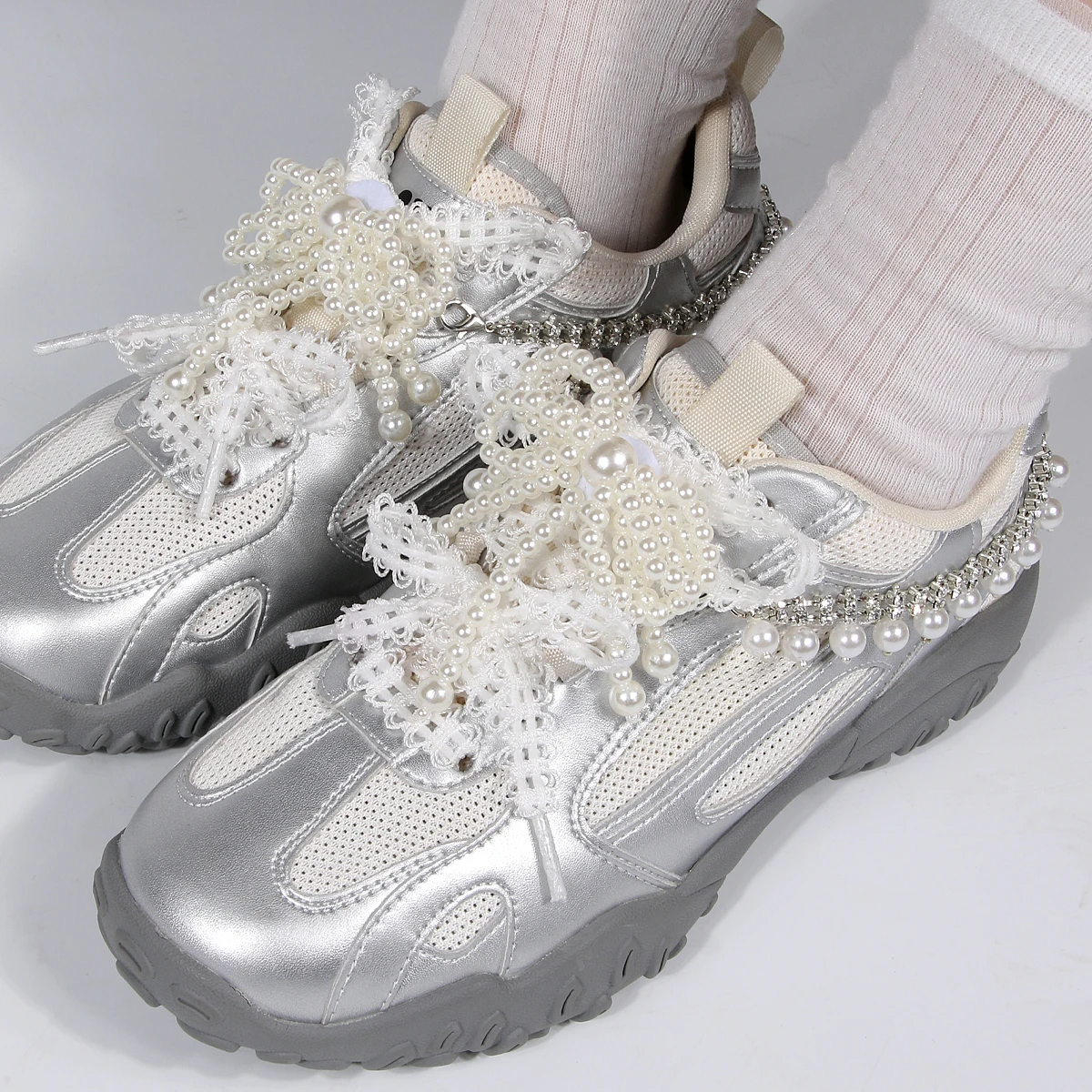 Schuhketten aus perlmuttfarbenem Metall | Zarter doppellagiger Schuhschmuck mit Schleifenverschluss | Elegantes Schuhzubehör für Damen – Detail 18