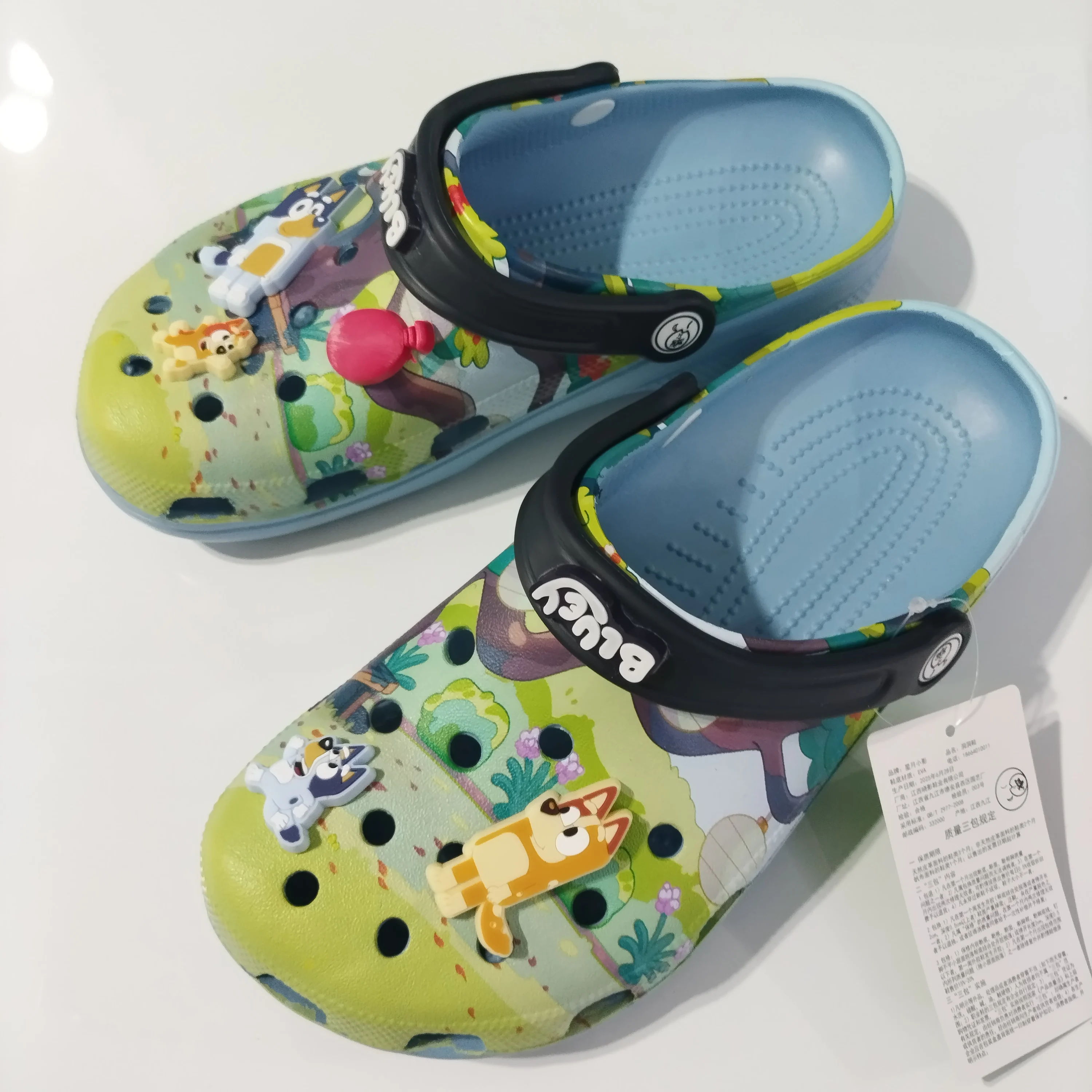 รองเท้าแตะลายการ์ตูนบลูอี้ แบบสวม ทำจากวัสดุ EVA ระบายอากาศได้ดี เหมาะสำหรับใส่ในบ้าน กันลื่น ทันสมัย ใส่ได้ทั้งในบ้านและนอกบ้าน รองเท้าชายหาด รองเท้าสำหรับผู้ใหญ่