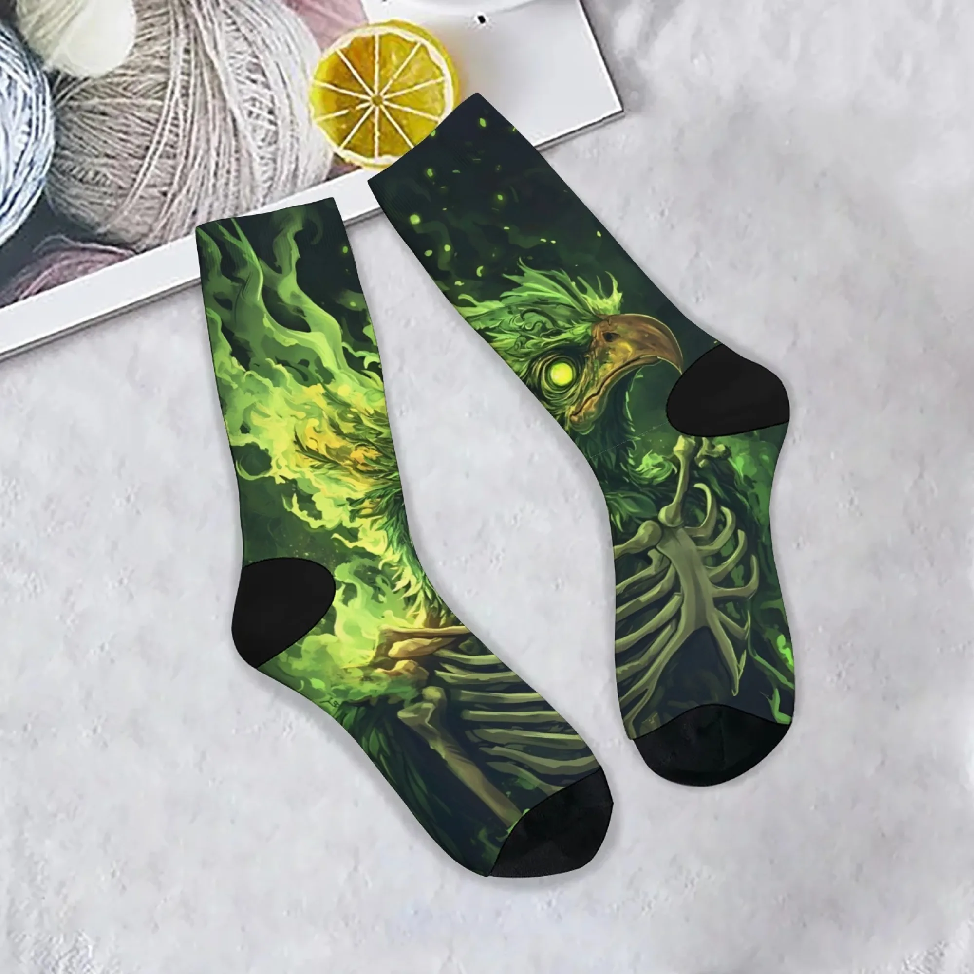 Lässige Herrensocken im Cthulhu-Stil mit Totenkopf-Vogel, leuchtend grün, dunkle Fantasie, einzigartige Crew-Socken, lustiges Geschenk für die neuartige Straßenparty.