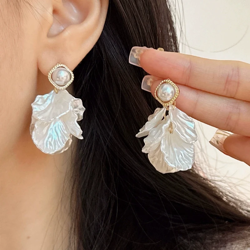 Fashion Petal Flower Dangle Earrings for Women White Acrylic Imitation Pearl Rhombus Drop Earrings Party Statement Jewelry Gift