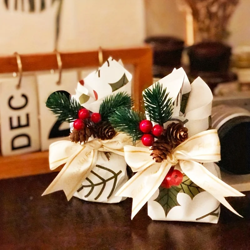 مجموعة مكونة من 10 قطع من مخاريط الصنوبر الاصطناعية والتوت الأحمر - مثالية لأغطية شجرة عيد الميلاد وديكورات العطلات والمشروعات اليدوية