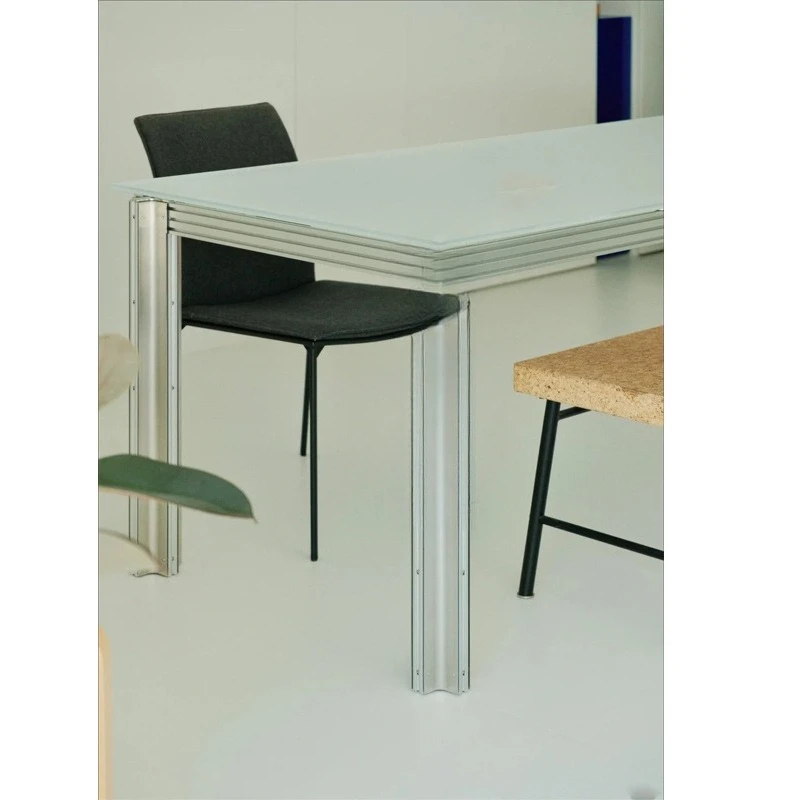 The precise combination of aluminum profile frame and frosted glass injects calm order into the workspace