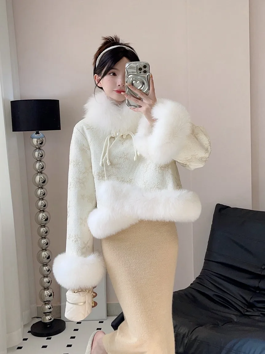Haining's new winter collection features a traditional Chinese style short fox fur coat with buttons, a women's fur coat, and go