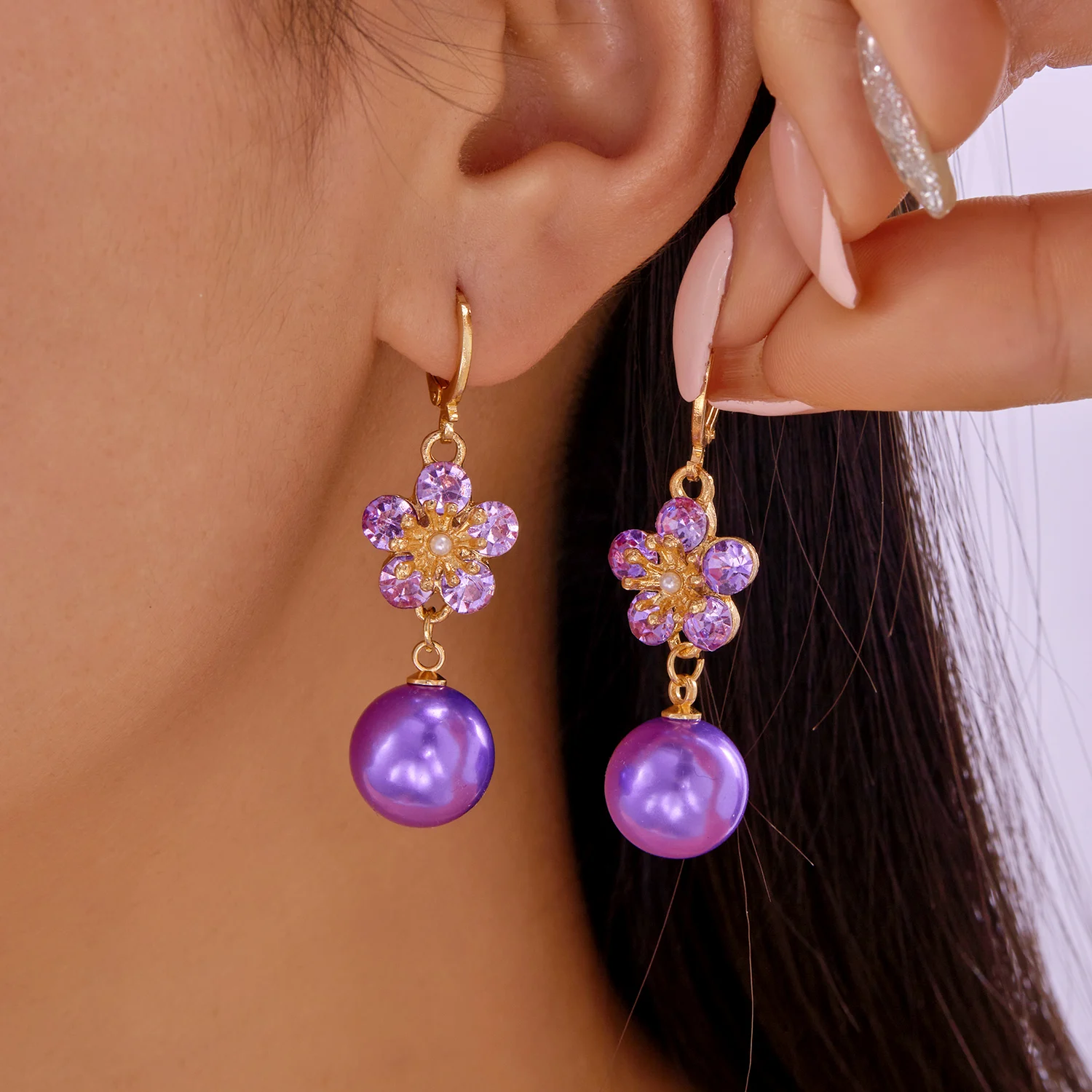 Luxuriöse Blumen-Tropfen-Ohrringe für Frauen, exquisites Zirkon-Intarsien-Blatt, vielseitiger Schmuck für den täglichen Gebrauch, lila Imitationsperlen-Ohrringe – Detail 12