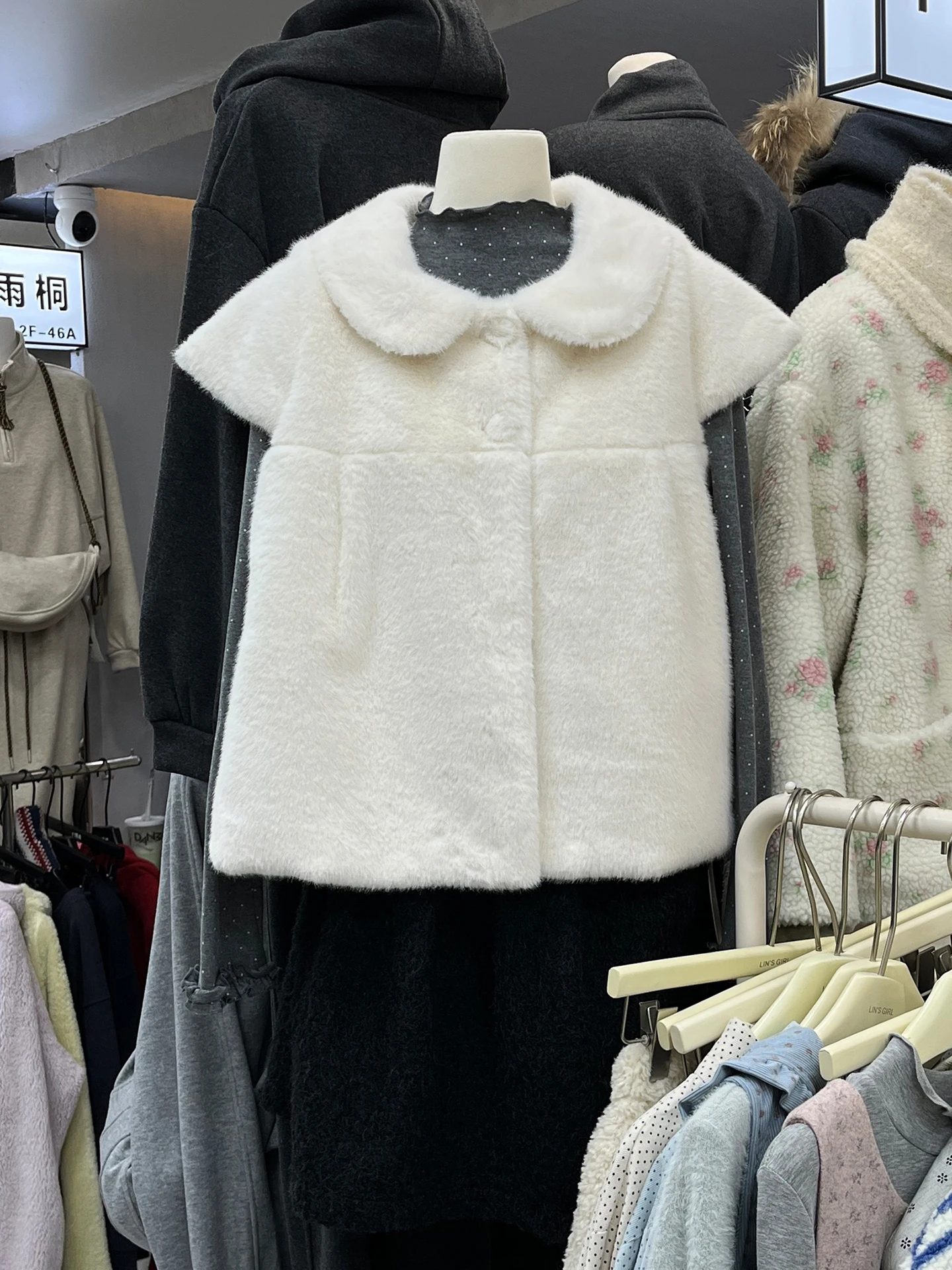 

Women's Autumn Winter Elegant Short Sleeve Faux Fur Outwear Lady Cute Peter Pan Collar Fuzzy Warm Vest Top