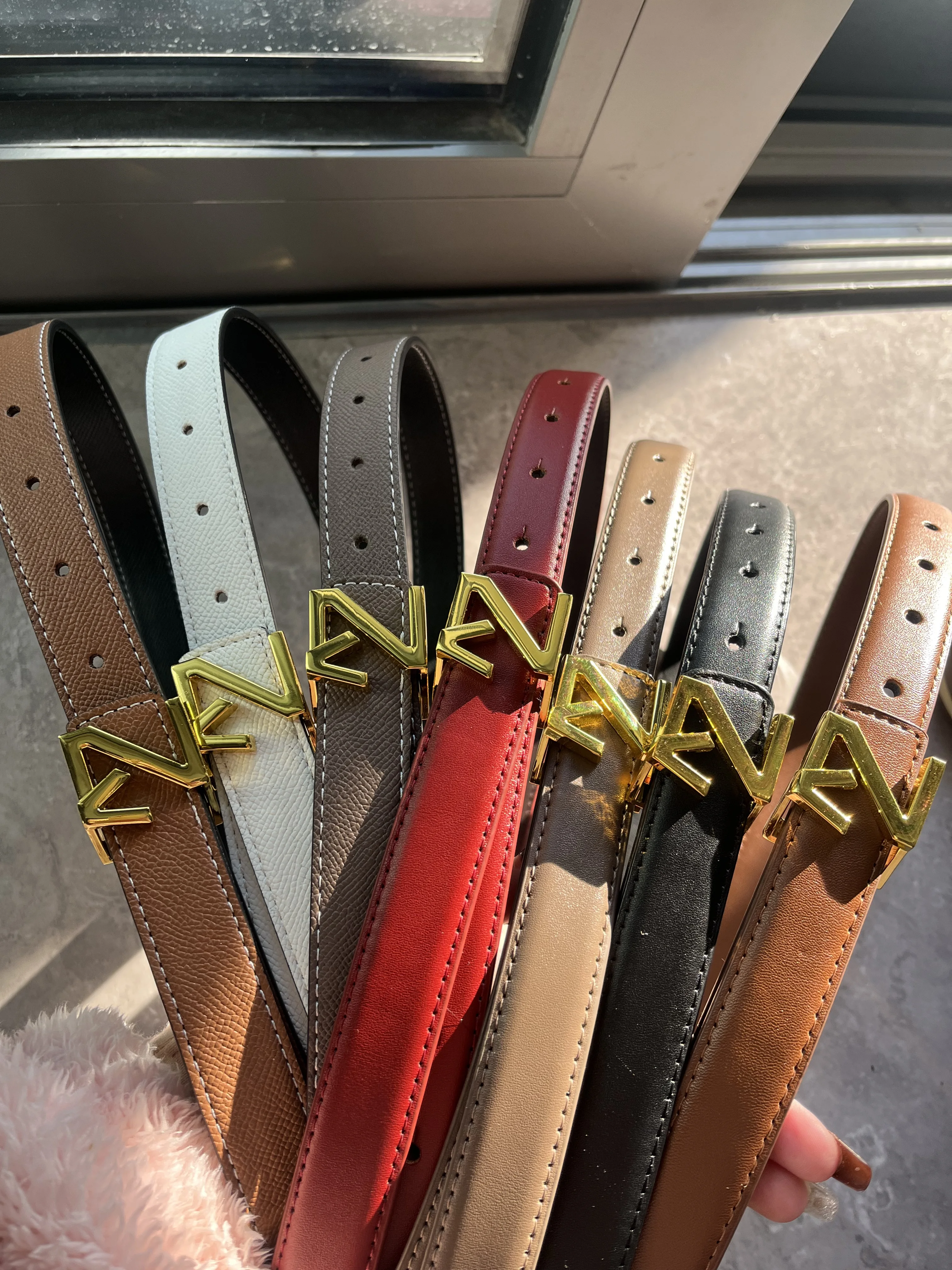 Hochwertiger Gürtel für Damenmode, eine hochwertige Goldschnalle ist perfekt zum Kombinieren mit Kleidern. – Detail 6
