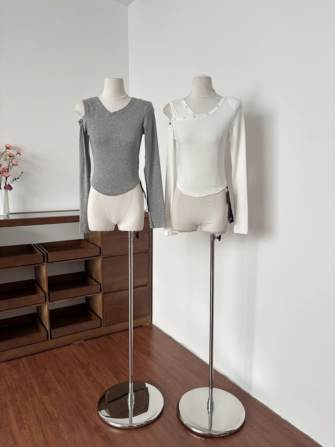 

Spring 2026 Chic Design Commute Ready Women's Slim Fit Long Sleeve T-Shirt Shoulder Angle Design Fashionable Top for Ladies