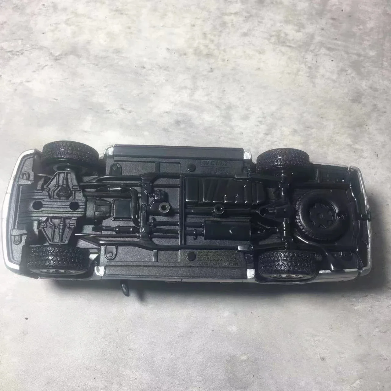 WELLY Flawed Cadillac 2002 Escalade EXT Pickup Truck Alloy Model
