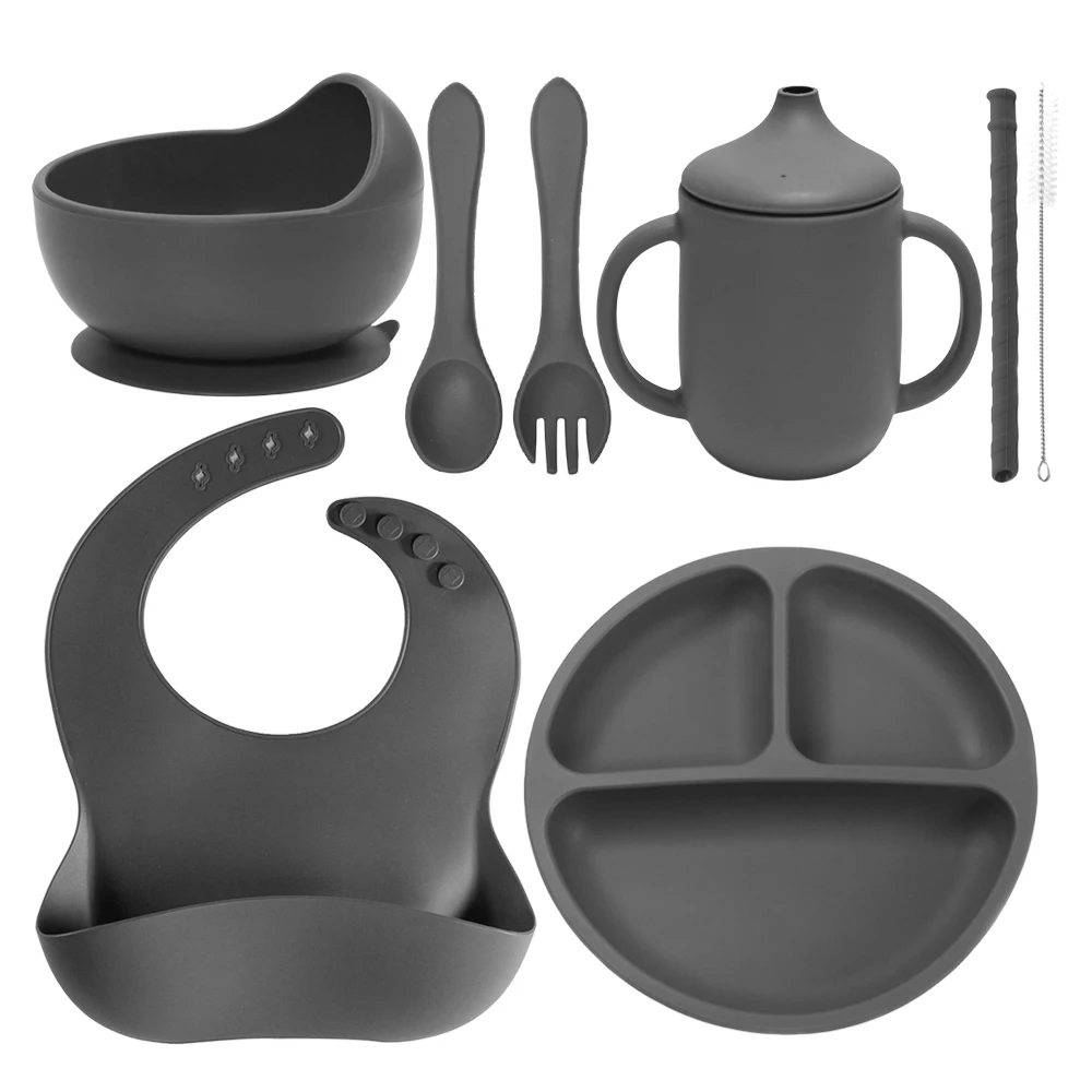 

Набор для кормления малыша из 8 предметов: силиконовая тарелка с присоской, нагрудник, поильник с трубочкой, силиконовые вилка и ложка.