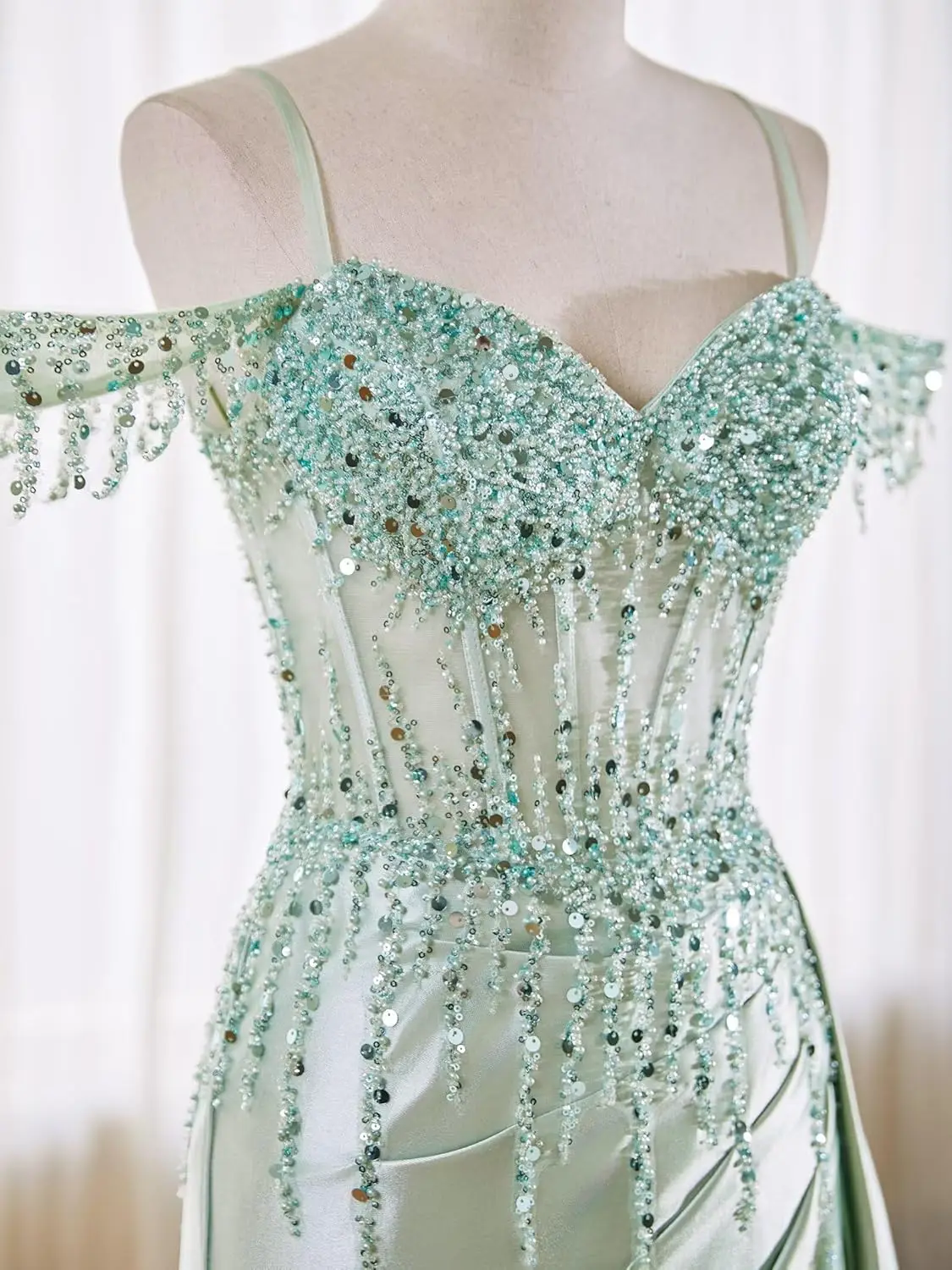 قبالة الكتف الترتر فساتين لحضور الحفلات الموسيقية 2026 طويل الساتان حورية البحر فساتين رسمية السباغيتي حزام فستان الحفلات المسائية مع شق