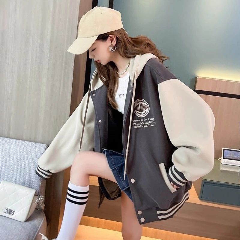 

​ Бейсбольная куртка с капюшоном для женщин, новинка 2025, дизайн, миниатюрный размер, цветные блоки, повседневный молодежный топ большого размера, модное весенне-осеннее пальто ​