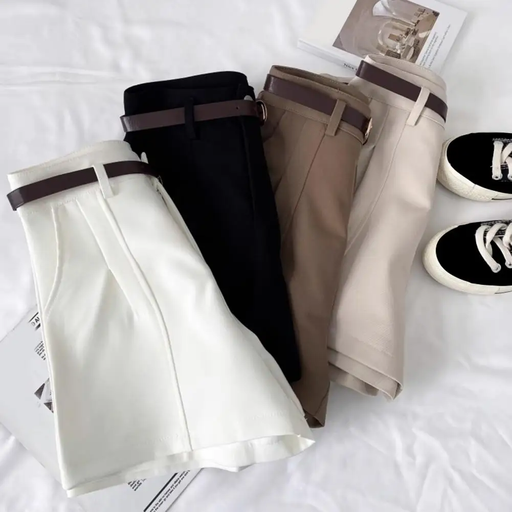 Женские шорты для костюма. Стильные женские шорты с высокой талией и карманами на молнии. Универсальная летняя мода для повседневной женской одежды.