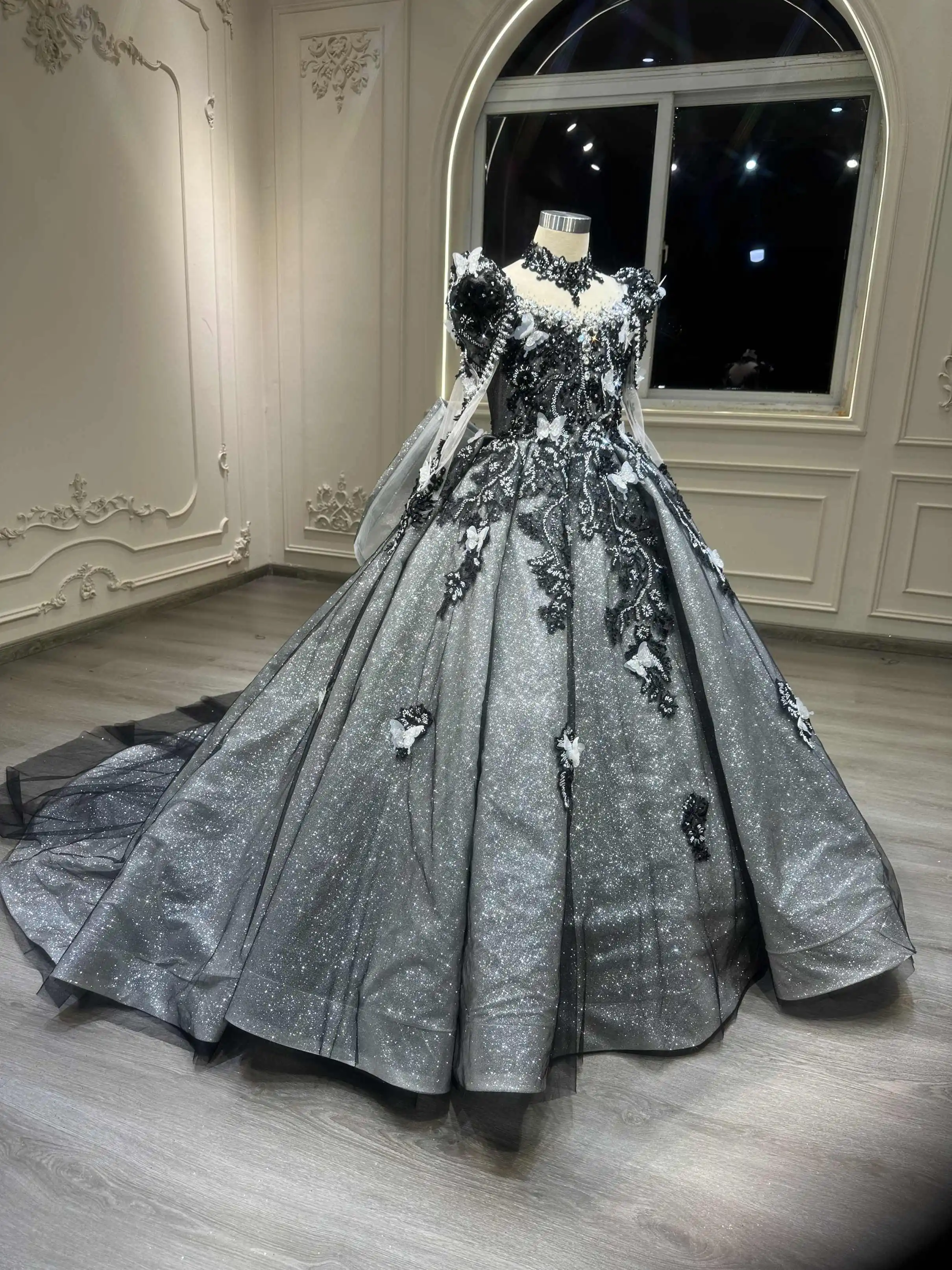 Abito da compleanno per bambini nero Gonna da fata da giardino per ragazza girocollo Manica lunga Decorazione a farfalla in tulle su misura