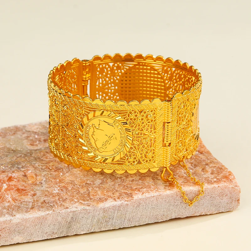 Vintage Münzmuster Manschettenarmband für Damen, Vergoldeter Hohler Metall-Breitarmreif Modischer Statement-Schmuck – Detail 14