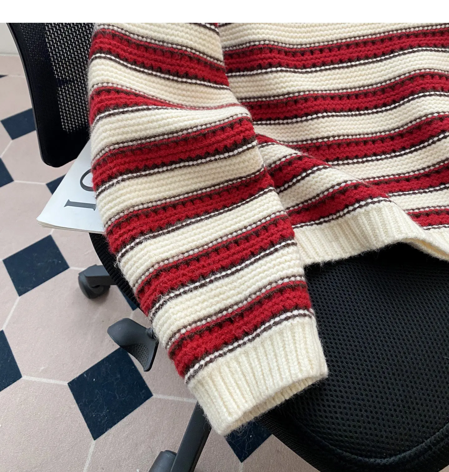 2026 سترة مخططة حمراء للنساء خريف شتاء جديد البلوفرات الداخلية العلوي فضفاض المناسب البلوز سميكة قاعدة قصيرة لاعبا