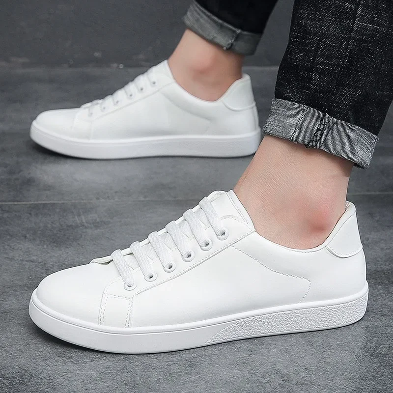 Zapatillas de deporte clásicas de cuero para Hombre, zapatos informales ligeros y cómodos para caminar, planos con cordones, Tenis blancos y negros