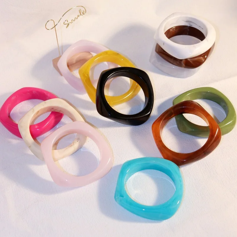 شيك غير النظامية هندسية مكتنزة واسعة الكفة الإسورة سوار للنساء الحلو الاكريليك الراتنج بيان زوجين هدايا مجوهرات الحفلات