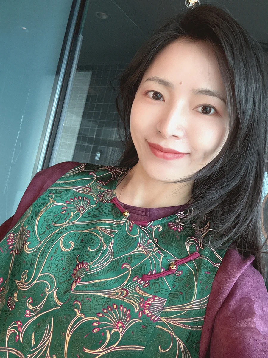 

Новая женская куртка-кимоно в китайском стиле из шелка с вышивкой пуговицами, белого и оливково-зеленого цвета, с узором в виде перьевых ветвей