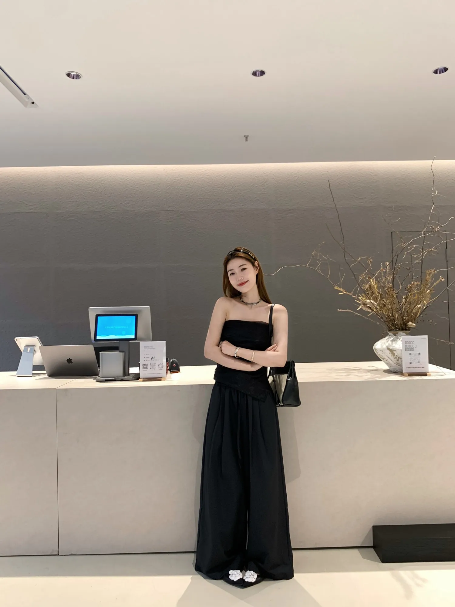 

Комплект для женщин: повседневный костюм с эффектом похудения, топ-бюстье с драпировкой и брюки, дизайн «Оливковый османтус», коллекция «Тонкая нежность»