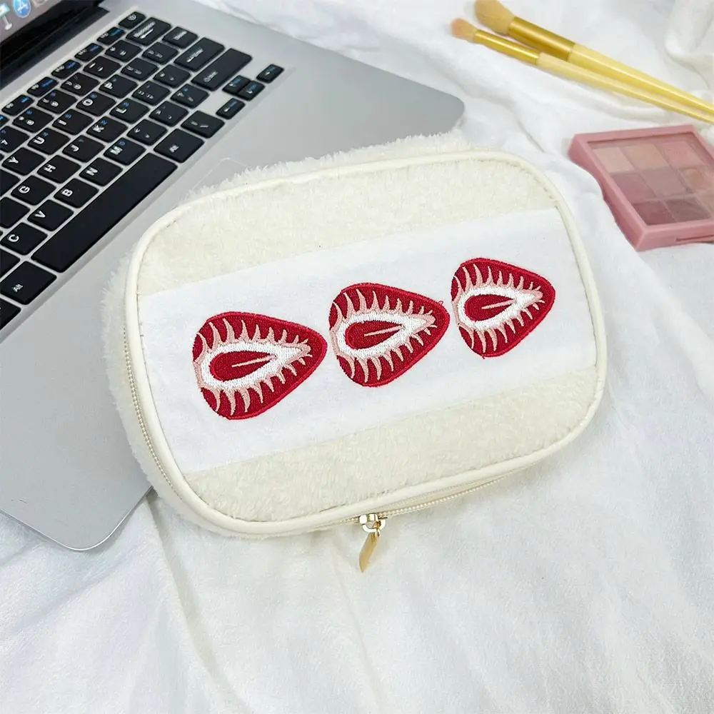 Tragbare, flauschige Stifttasche, Erdbeer-Sandwich, multifunktionale Make-up-Tasche, niedliches, besticktes Federmäppchen für Schule und Büro – Detail 5