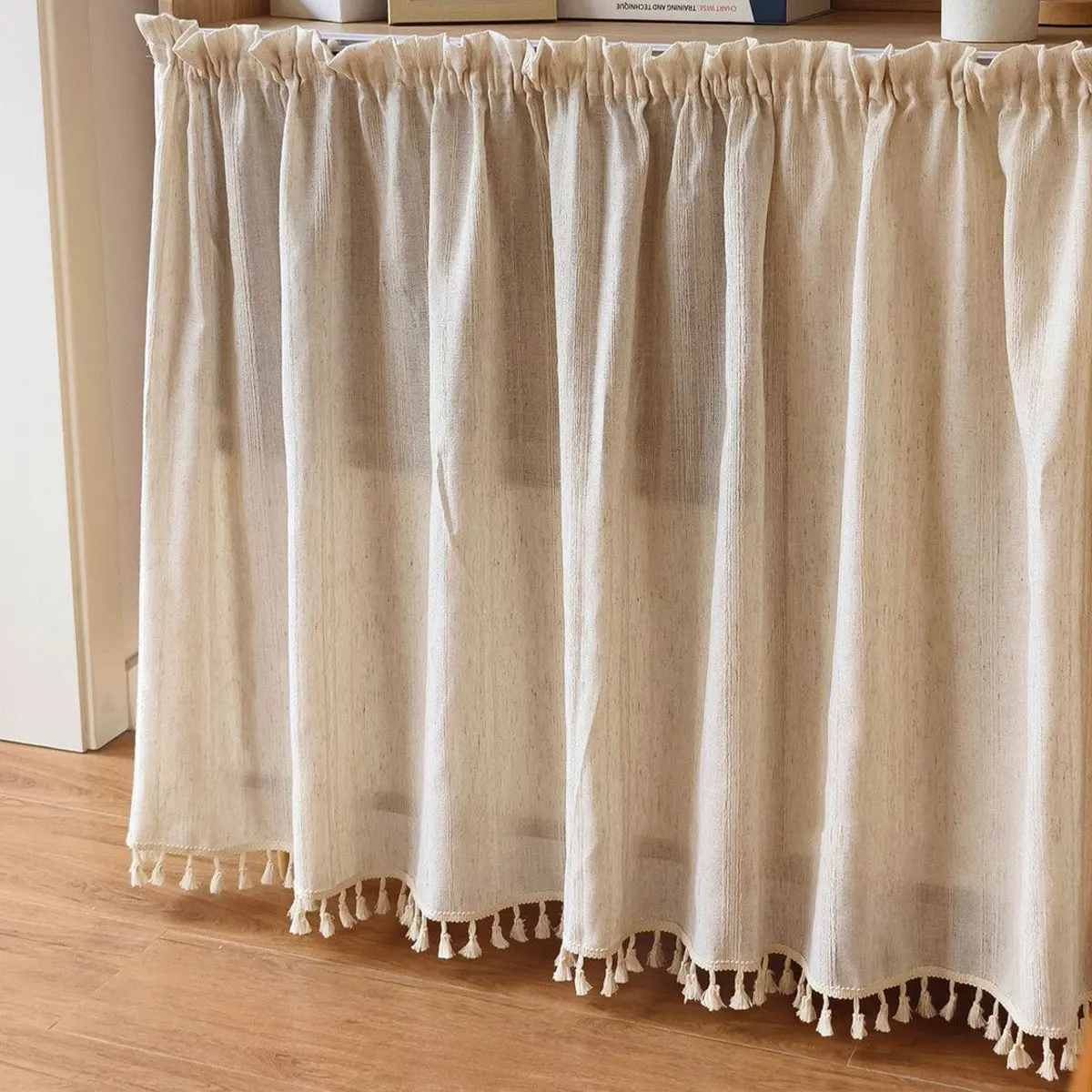 1 unidad de cortina de estantería beige de mezcla de lino con borlas, cubierta semitransparente para gabinetes y calentadores