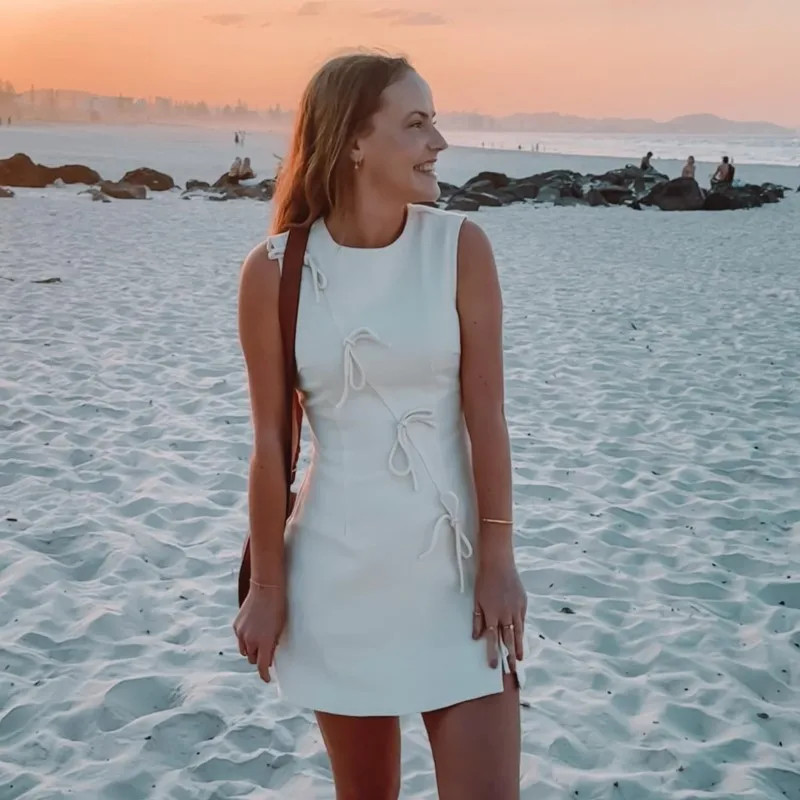 

Шикарное короткое платье на шнуровке с бантом, новинка 2025 года, тонкое летнее платье без рукавов с круглым вырезом для женщин, бежевое однотонное универсальное платье Vestidos