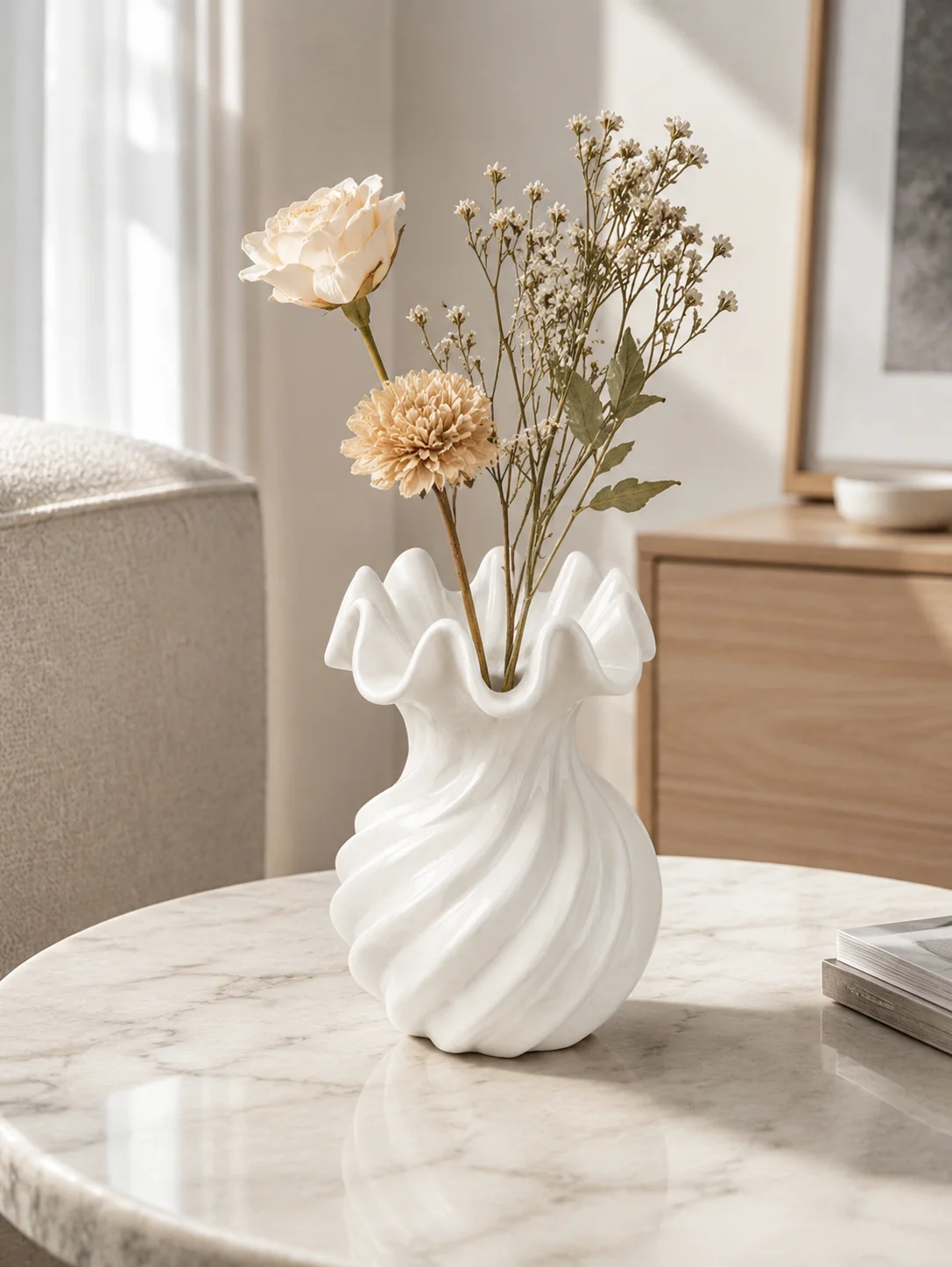 Light Luxury White Wavy-Patterned Mini Vase with Sculptural Ruffled Edge Design, Ribbed and Twisted Imitation Ceramic Glossy Decorative Vessel, Dried Flower Arrangement Tabletop Decoration, Bedroom Bedside Table Ornament, Entryway Bathroom Dining Table Centerpiece, Soft Decor for Home, Enhances the Space's Refined Texture, Housewarming Gift, Birthday Wedding Bridesmaid Gift, Home Gift