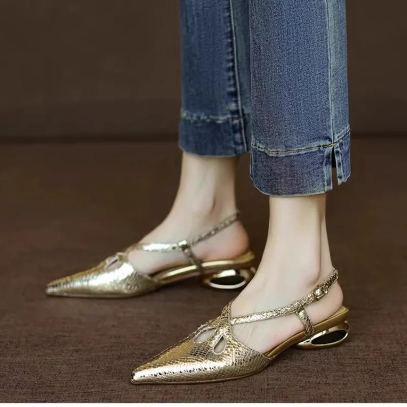 

Роскошные дизайнерские женские сандалии, новинка 2024, модные простые элегантные туфли на низком каблуке, женские летние золотые сандалии с острым носком