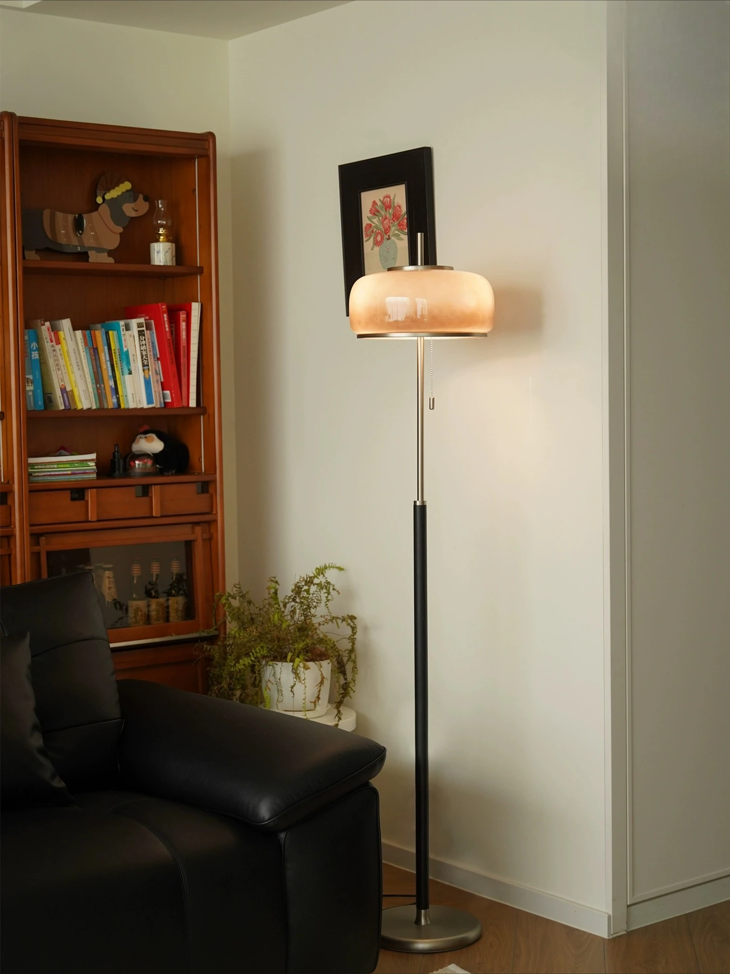 Lámpara de pie, Bauhaus retro al lado del sofá en la sala de estar, dormitorio de alta gama, ambiente de estudio, lámpara de escritorio vertical