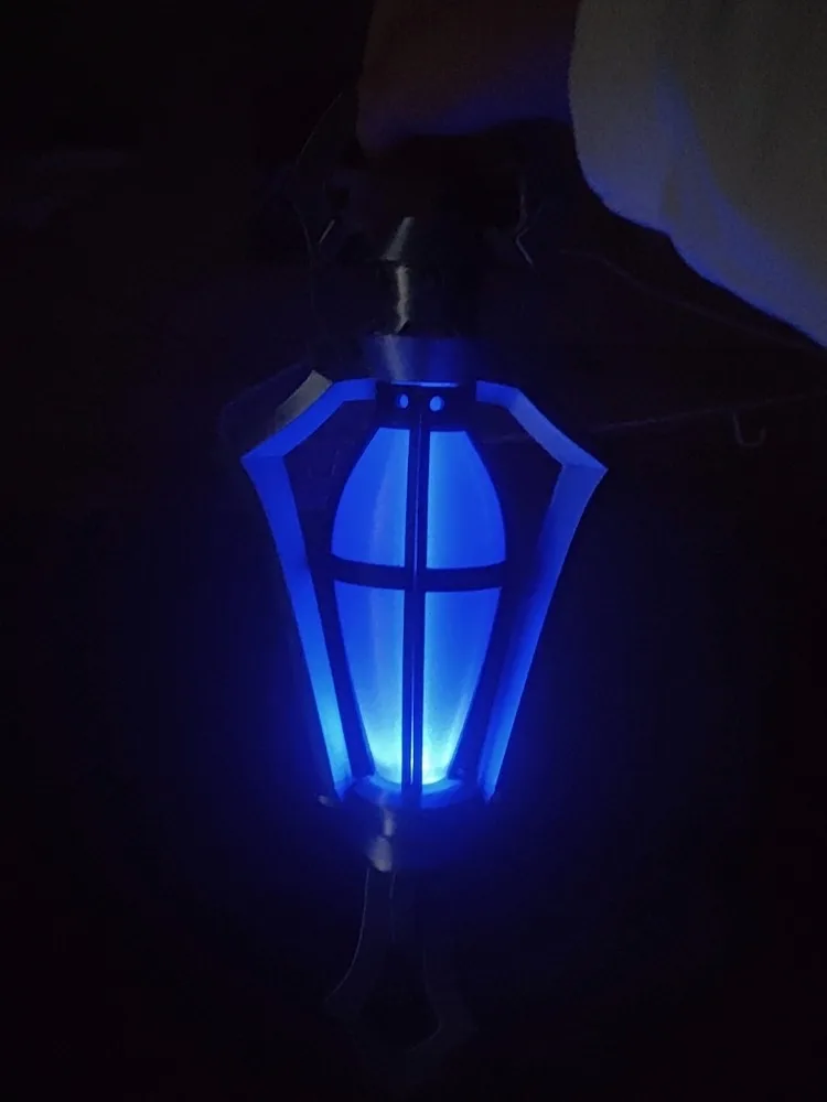 โคมไฟพกพาสไตล์เรโทรจากเกม Genshin Impact รุ่น Flins Lantern Bearer พร้อมไฟ LED วินเทจ สำหรับตกแต่งคริสต์มาส ฮาโลวีน และคอสเพลย์