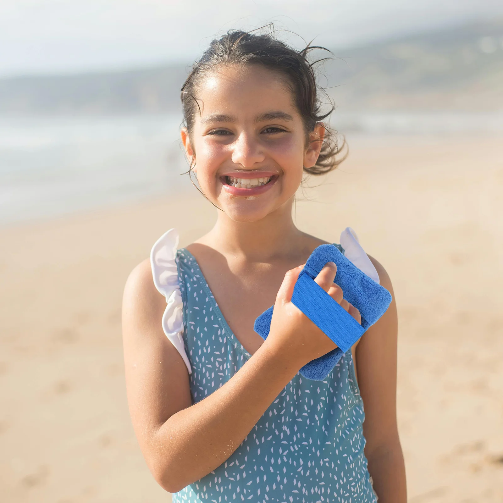 Soft Sand Removal Pouch for Beach Trips Efficient Sand Cleaner Mitt for Skin and Belongings Compact Design Fits Any Beach Bag