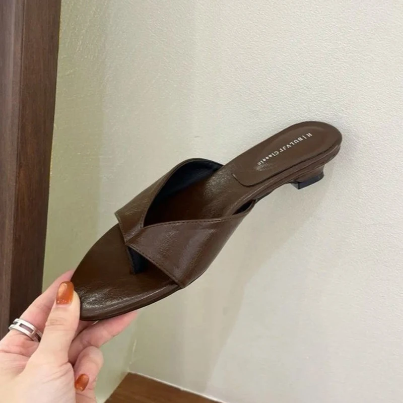 

Женские дизайнерские шлепанцы на каблуке с открытым носком, пляжные сандалии, летние трендовые удобные прогулочные туфли 2026 года, новые вьетнамки, слайды для женщин