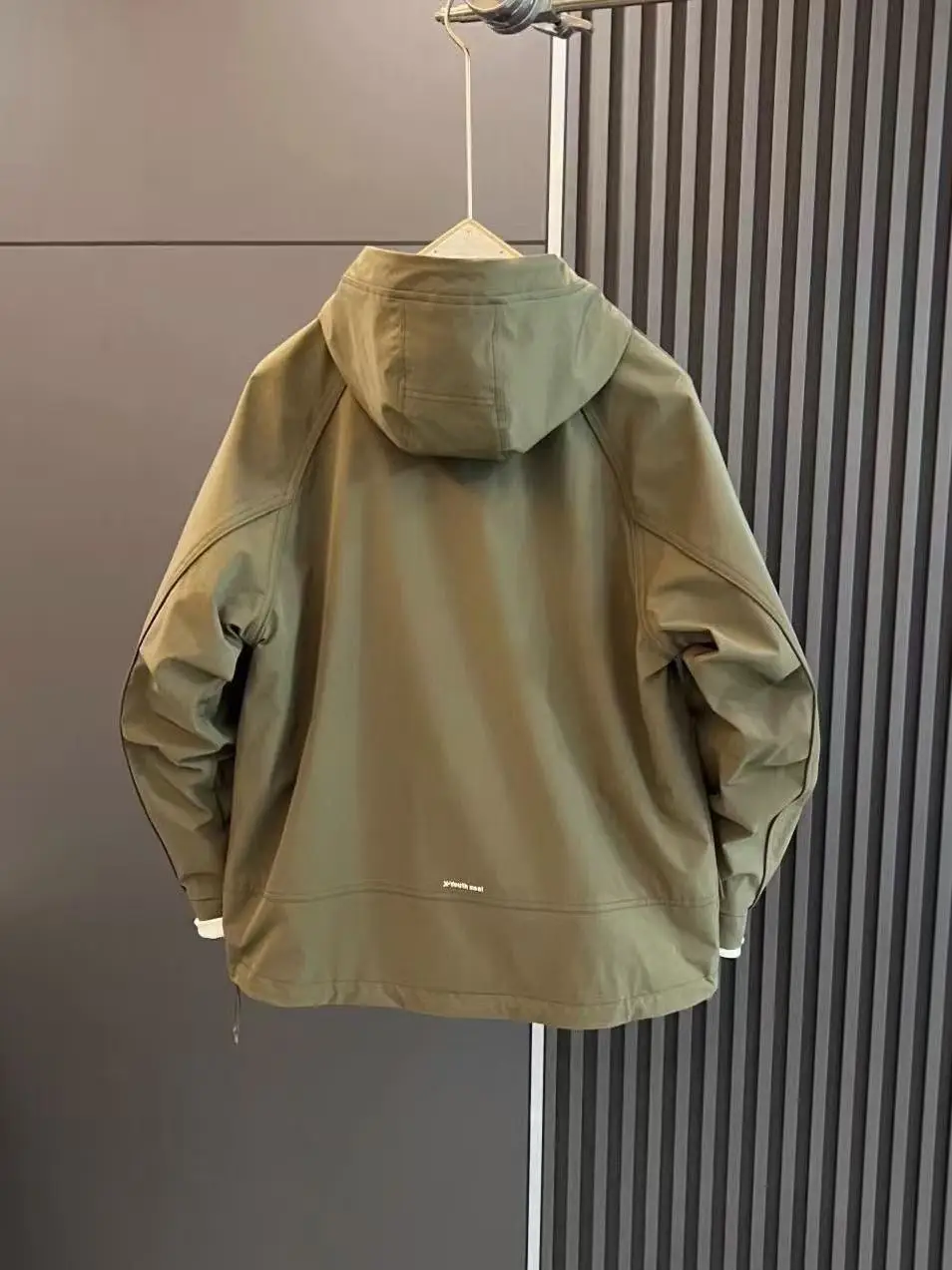 

Casual Men's Hooded Jaet Outdoor Faionable Windproof Polyester Long Sve Zipper Closure Color Straight Hem Design