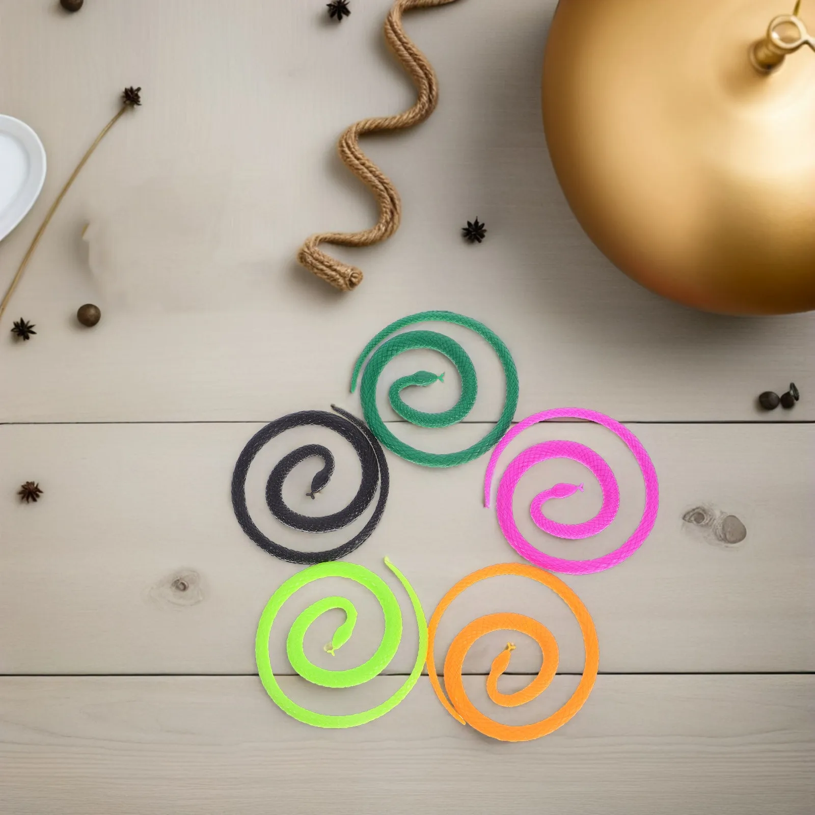 

50 шт. реалистичных имитаций змей, фальшивые реквизиты для розыгрышей, маленькие украшения на Хэллоуин, жуткие товары для вечеринок, фигурки змей