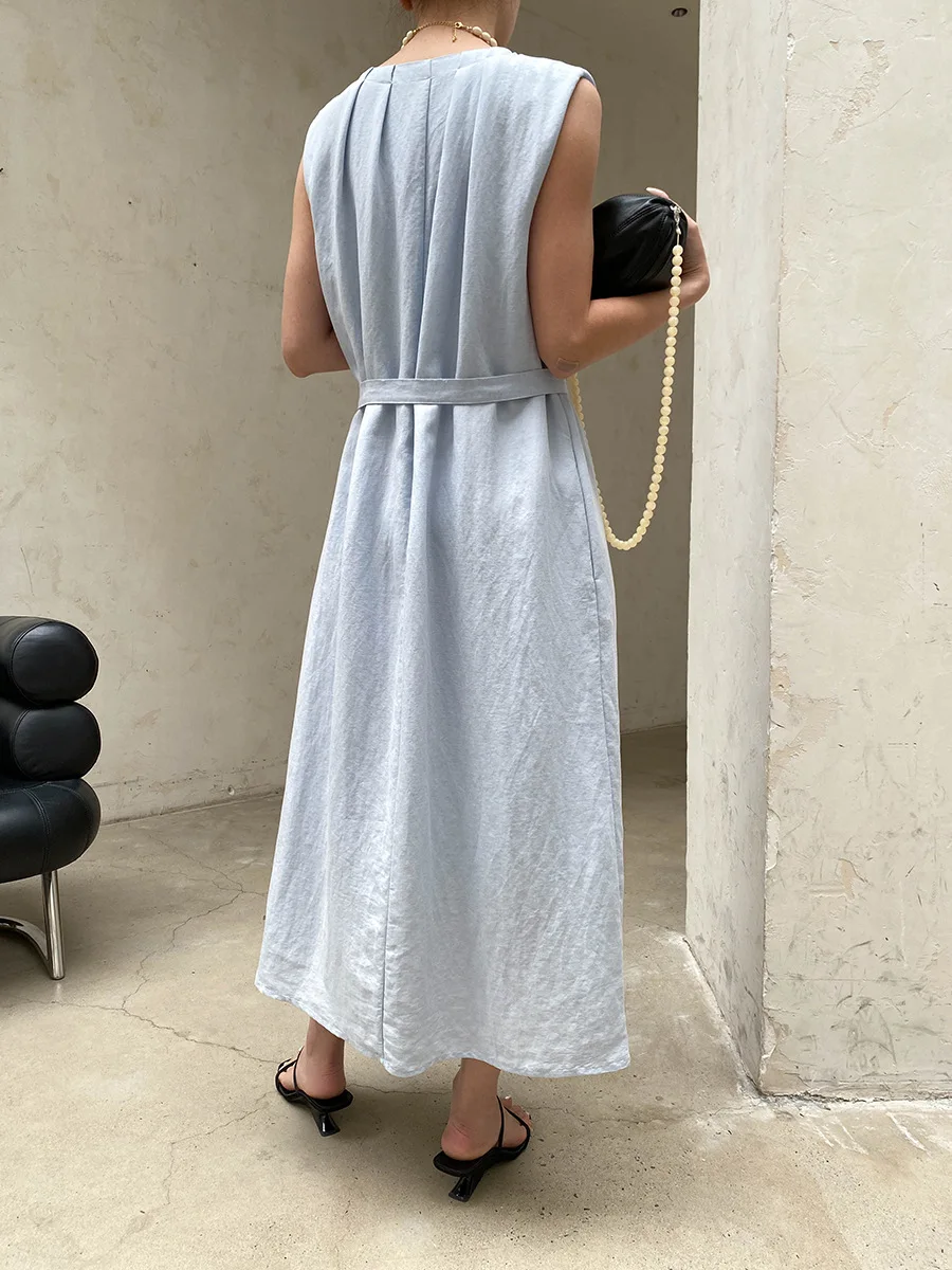 Sommerliches Damenkleid in unifarbenem, plissiertem Design mit V-Ausschnitt, Schnürung an der Taille und schlankmachendem, ärmellosem Schnitt. – Detail 24