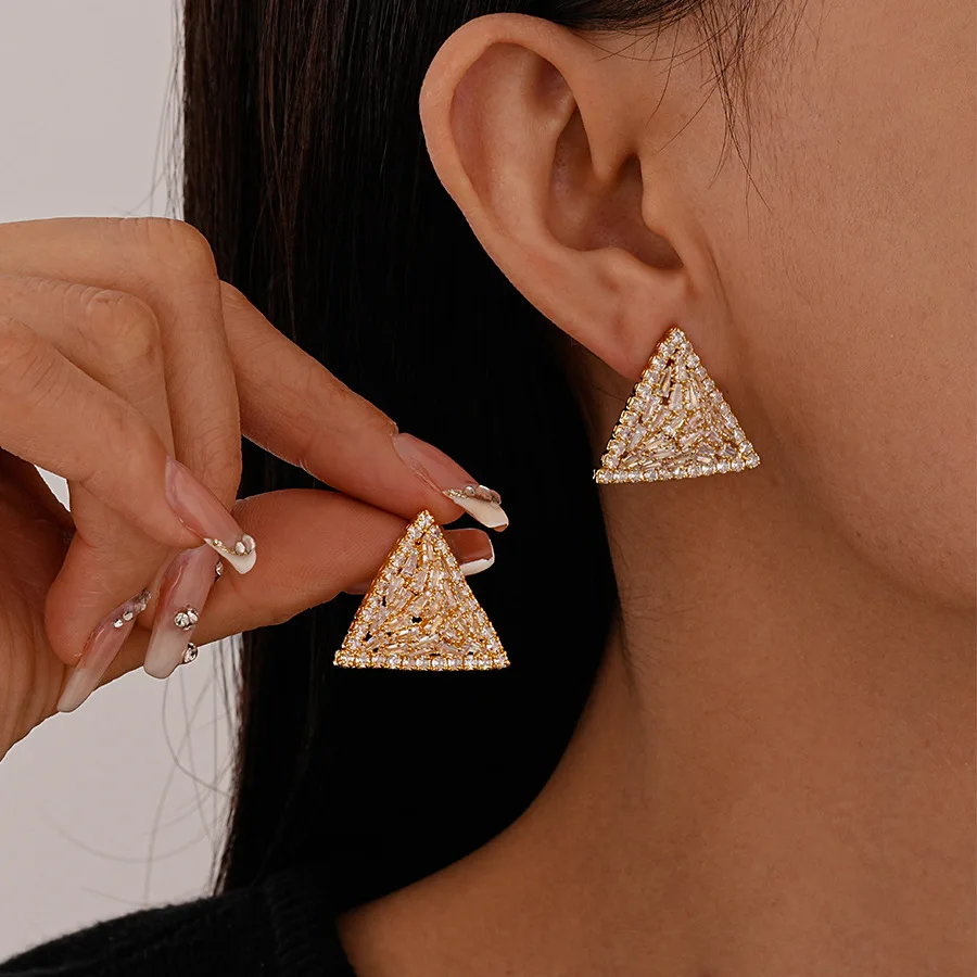 Simple light luxury style zircon triangular geometry, earrings are fashionable,exquisite and versatile temperament, and high-end