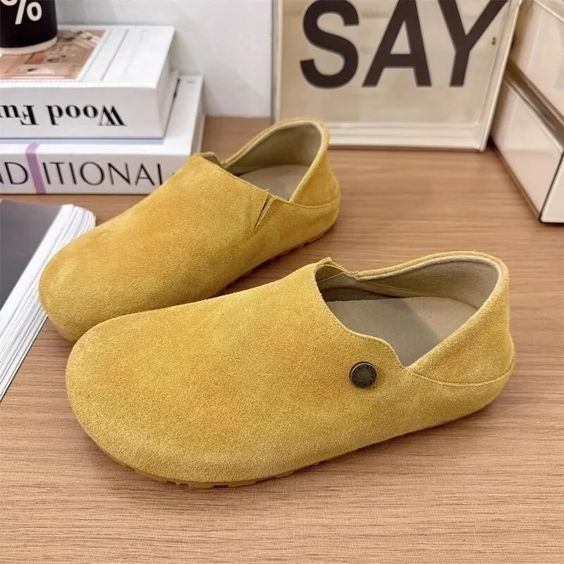 Zwei Paar flache Schuhe im neuen Stil von 2026 mit runden Zehen, Knöchelstiefeln, vorne offenen Schuhen